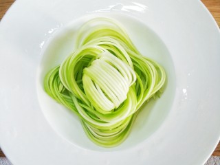 9、捞汁西葫芦,最后取一缕展平插到最上面,