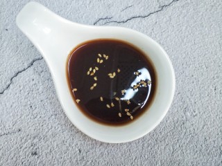 10、捞汁西葫芦,醋,糖,盐,辣椒油,泰式甜辣酱,适量纯净水倒入碗中混合,调成捞汁,