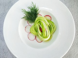 11、捞汁西葫芦,适当的搭配一些其他颜色的小装饰