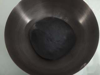 6、万圣节黑披萨,面团发酵至两倍大