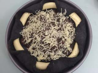 11、万圣节黑披萨,再撒上一层马苏里拉芝士碎