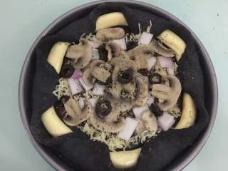 12、万圣节黑披萨,放入洋葱粒、蘑菇片、黑橄榄片、黑胡椒碎