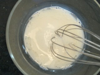 5、简易6寸戚风蛋糕(2蛋),用蛋抽混合均匀。