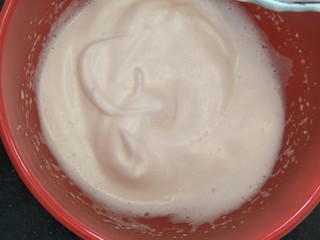 13、简易6寸戚风蛋糕(2蛋),继续打发后有了明显纹路。加第二次糖,