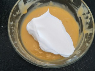 17、简易6寸戚风蛋糕(2蛋),先加入一勺打发好的蛋白。