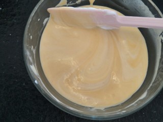 18、简易6寸戚风蛋糕(2蛋),和蛋黄和混合均匀后。