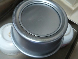 24、简易6寸戚风蛋糕(2蛋),蛋糕出炉后上几下倒扣,晾凉后可以脱模了。