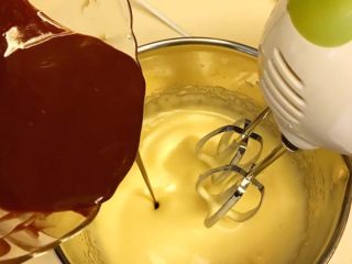 5、治愈系《Oreo布朗尼》【蛋糕篇】,融化好的巧克力黄油液体，倒入鸡蛋液中，电动打蛋器高速打匀。（一边倒入，一边打匀），让两种液体充分的混合在一起。