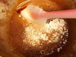 6、治愈系《Oreo布朗尼》【蛋糕篇】,打匀后，筛入干粉（低筋面粉+可可粉+盐）筛入时，离盆高一点，让面粉带着空气落入面粉中，用刮刀搅拌均匀，手法轻柔，看不到干粉，搅拌结束????。（不能过度搅拌，以免面粉起筋）预热烤箱180度