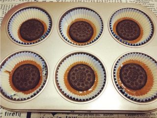 7、治愈系《Oreo布朗尼》【蛋糕篇】,马芬杯中先分别放入一勺子面糊，分别放入一片饼干，然后继续放入面糊，8分满。（我的模具小了点，所以装的比较多，-_-||）