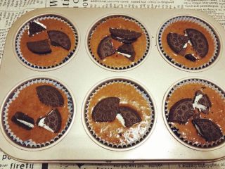 8、治愈系《Oreo布朗尼》【蛋糕篇】,剩下的6片饼干，掰碎几块放在面糊上↑。