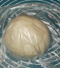 1、自制凉皮/面筋,面粉加水加盐和成光滑的面团，然后盖上保鲜膜和湿布醒40分钟。