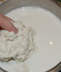 4、自制凉皮/面筋,水越洗越白，可以再换一盆水继续洗，直到面筋变很小，基本没法洗出白色的水为止。