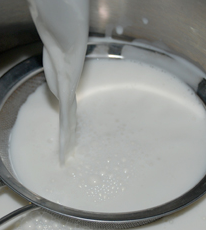 5、自制凉皮/面筋,然后用筛网过滤一下