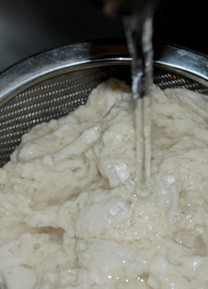 6、自制凉皮/面筋,过滤出来的面筋可以放水龙头上再冲洗一下，尽量把淀粉洗干净