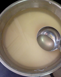 8、自制凉皮/面筋,洗出来的面粉水放冰箱静置4小时以上后,用勺子把表面的一层清水撇出来。