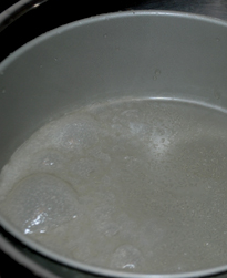 11、自制凉皮/面筋,如果不是不粘模蒸的时候会起大汽泡，就代表蒸好了，发现不粘模起的泡泡一打开锅盖马上就没了，可能模子太滑了。