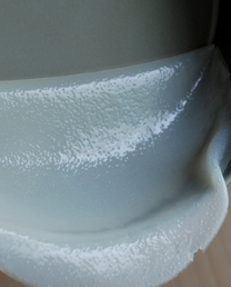 12、自制凉皮/面筋,蒸好的模子取出马上放进一个冷水盆中冷却（我发现这是在毁不粘模，还是别用不粘模了，用披萨盘做前抹一点油就可以），冷却后撕下凉皮，每张上都抹点油防粘。