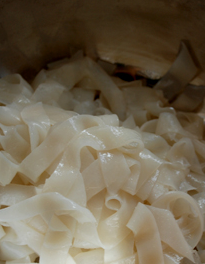 17、自制凉皮/面筋,切好的凉皮。