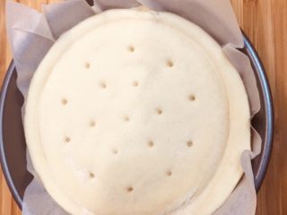 1、小披萨,加了一张硅油纸方便洗盘,披萨底自然解冻