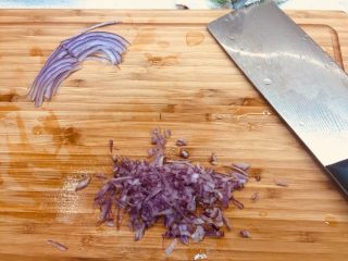 2、小披萨,洋葱适量,一些切碎一些切丝。还加了蒜三瓣切碎。忘记拍了。