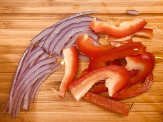 5、小披萨,红椒切丝