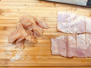 6、小披萨,鸡肉.培根切片。鸡肉加海盐加胡椒,培根加胡椒。