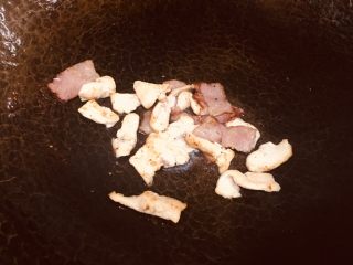 7、小披萨,热锅加橄榄油,煎熟培根和鸡肉,夹起备用。油少量