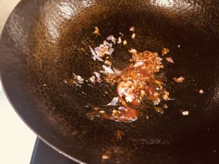 8、小披萨,剩下油下蒜泥,洋葱碎,蕃茄酱,胡椒汁,蕃茄酱多加一点点