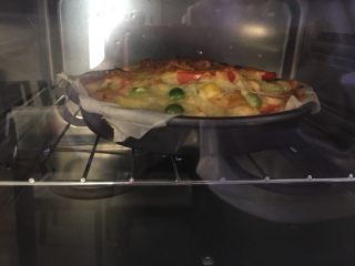 18、小披萨,烤箱预热10分钟。200度烤15分钟,有点焦表皮,按照自己烤箱调整吧