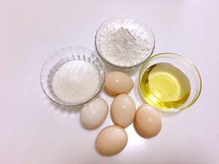 1、“迷你”奥利奥咸奶油蛋糕杯,烤箱预热180度，称好蛋糕杯材料