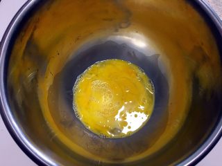 2、“迷你”奥利奥咸奶油蛋糕杯,鸡蛋打入盆中打散