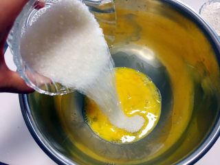 3、“迷你”奥利奥咸奶油蛋糕杯,加入细砂糖