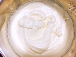 4、“迷你”奥利奥咸奶油蛋糕杯,打发到如图状态，蛋糕糊滴落下来5分钟不会散即可