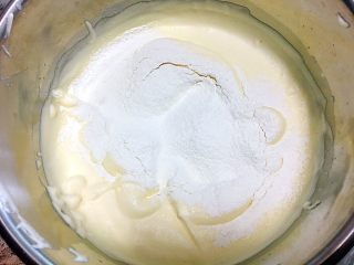 5、“迷你”奥利奥咸奶油蛋糕杯,筛入低筋面粉