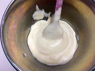 7、“迷你”奥利奥咸奶油蛋糕杯,取一点面糊倒入玉米油中