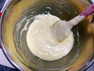 8、“迷你”奥利奥咸奶油蛋糕杯,刮刀混合