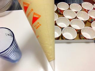 13、“迷你”奥利奥咸奶油蛋糕杯,蛋糕糊挤入纸杯中