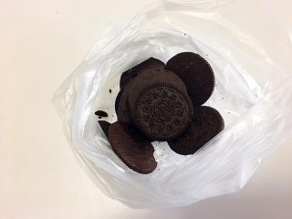 16、“迷你”奥利奥咸奶油蛋糕杯,奥利奥去夹心，放入袋中用擀面杖压碎