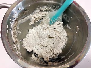 19、“迷你”奥利奥咸奶油蛋糕杯,打发，奶油打到7分时加入奥利奥饼干碎，再打几下