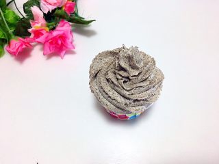 21、“迷你”奥利奥咸奶油蛋糕杯,挤到烤好的蛋糕杯上