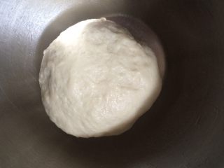2、香肠披萨,用手揉面，揉成光滑的面团，搭湿布，放置温暖处进行发酵。