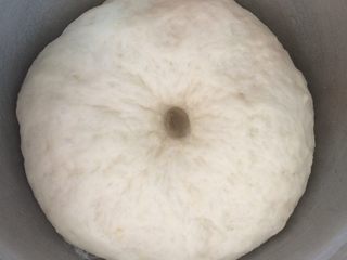 3、香肠披萨,当面团发酵至两倍大时，用手指沾面粉，轻轻地在面条上扎个洞，面团不回缩、不塌陷即可。