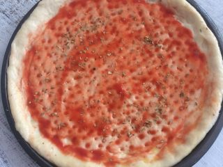 8、香肠披萨,披萨饼底抹一层番茄酱，再撒一些披萨草。