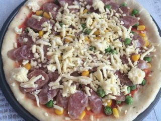 10、香肠披萨,先薄薄的撒一层芝士碎，烤箱提前预热，180度烤15分钟。