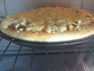 12、香肠披萨,继续入烤箱 再烤10分钟，至披萨上色满意即可。