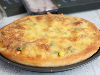 13、香肠披萨,烤好的披萨，馅料满满，超级好吃。