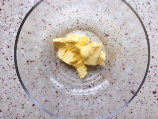 1、蔓越莓甜司康,黄油切小块，无需软化；