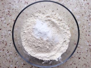 2、蔓越莓甜司康,低粉、全麦粉、泡打粉、盐、小苏打混合拌均匀；