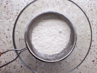 3、蔓越莓甜司康,过筛，筛入黄油碗里；